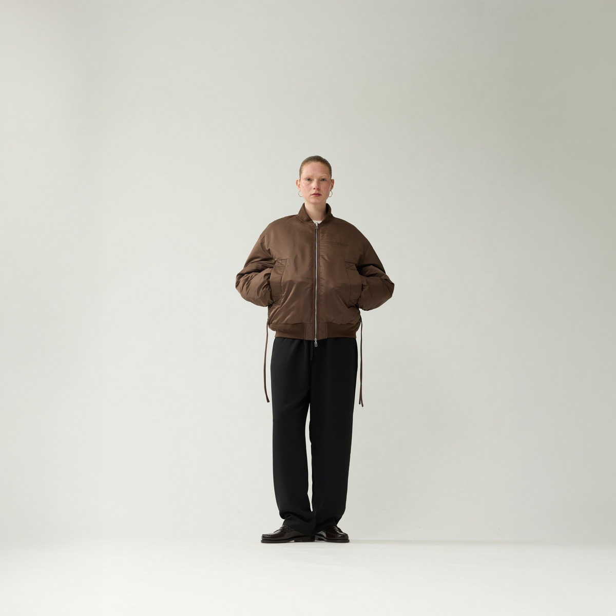 New Amsterdam Reversible Bomber Jacke in Braun, zweites Model von vorne