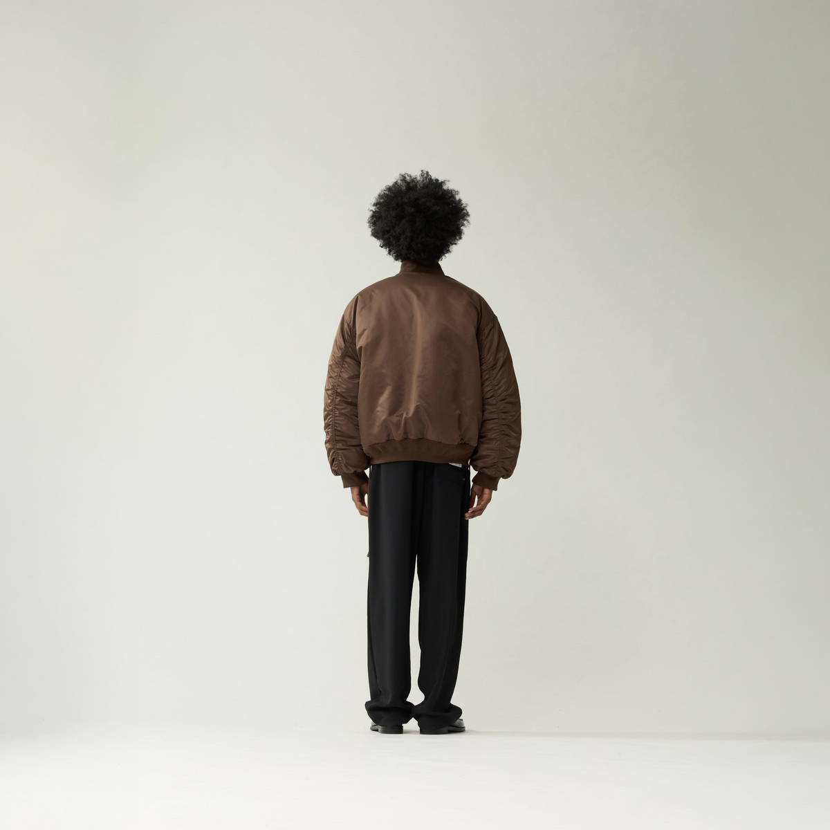 New Amsterdam Reversible Bomber Jacke in Braun, Model von hinten