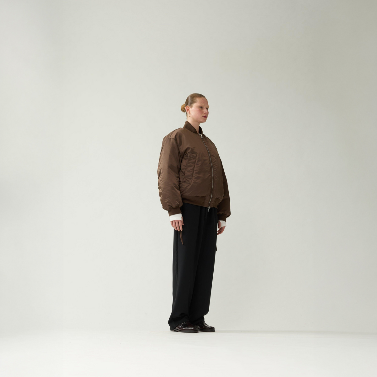 New Amsterdam Reversible Bomber Jacke in Braun, Model schräg gedreht
