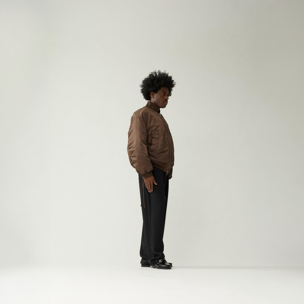 New Amsterdam Reversible Bomber Jacke in Braun, Model im Profil