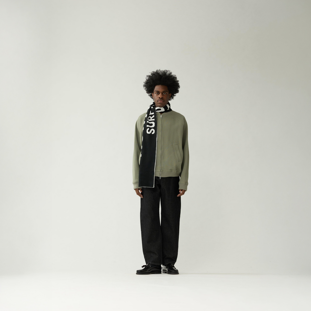 New Amsterdam Waffle Zip Up in Salbeigrün, Model von vorne mit Schal gestylt