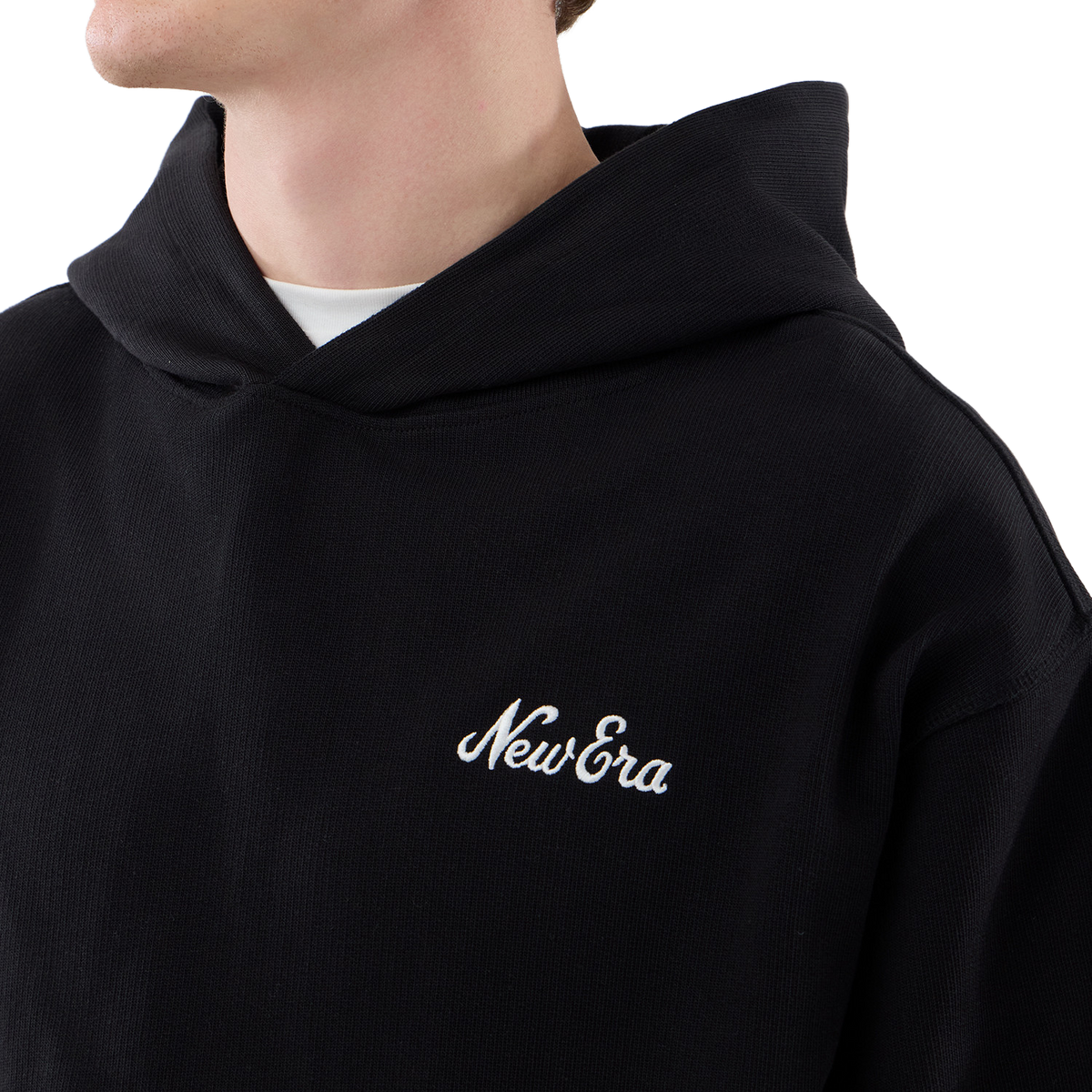 New Era Hoodie in Schwarz, Nahaufnahme der Brust mit New Era Schriftzug