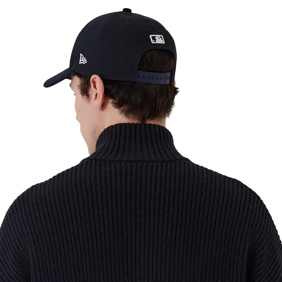 New Era NY Yankees Strickjacke in Navy, Model von hinten mit Cap im Detail