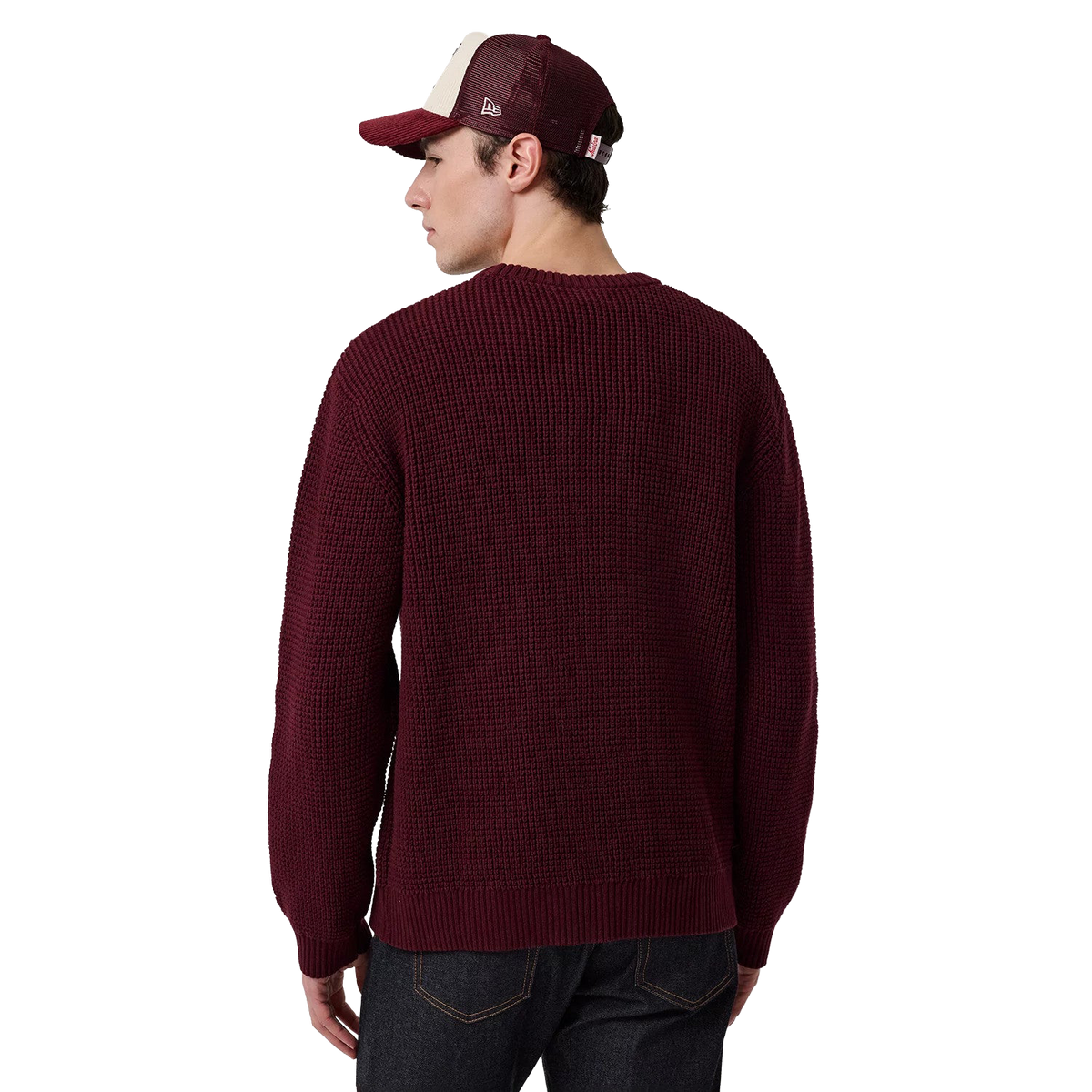 New Era MLB Waffle Knit Crew in Bordeaux, Model von hinten