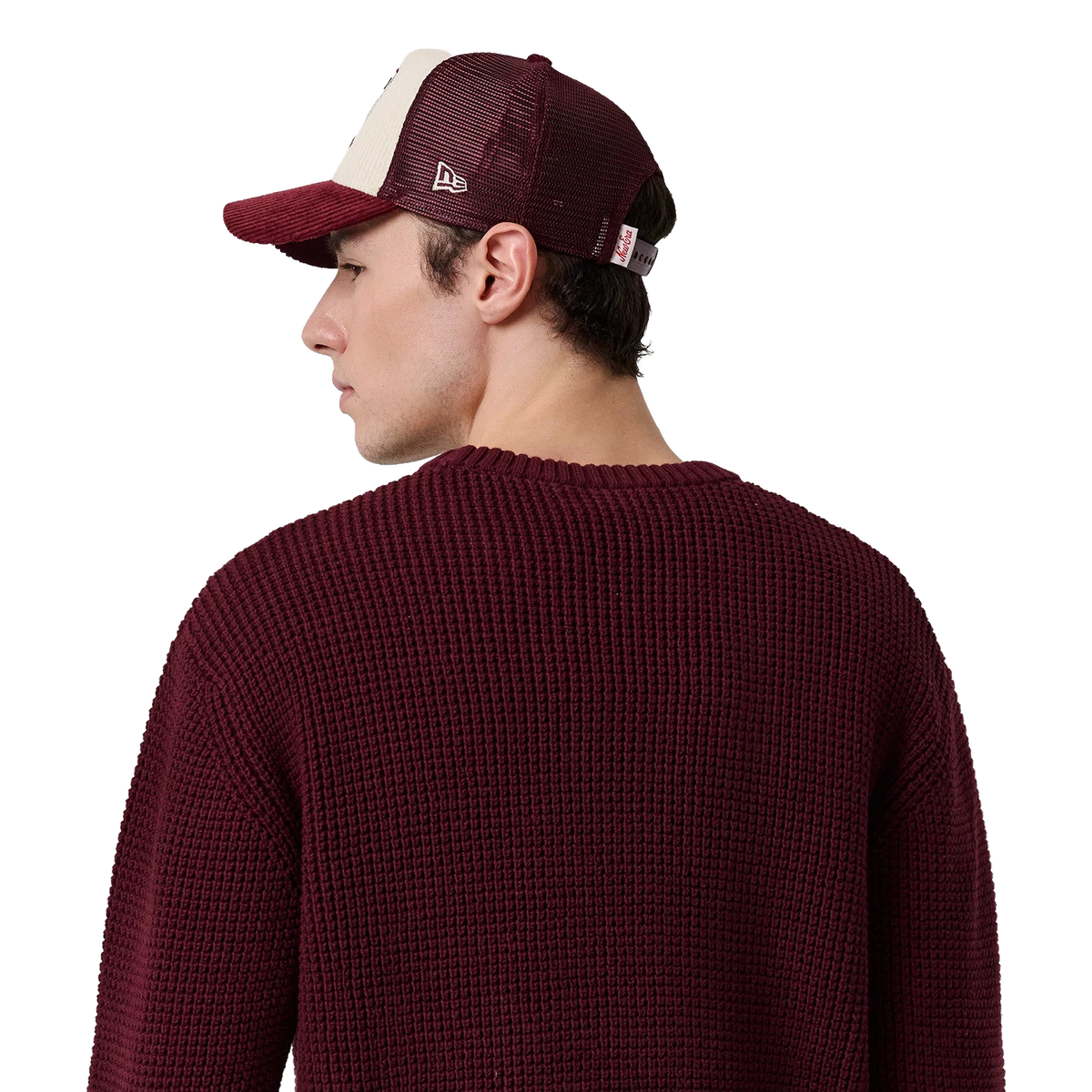 New Era MLB Waffle Knit Crew in Bordeaux, Model seitlich