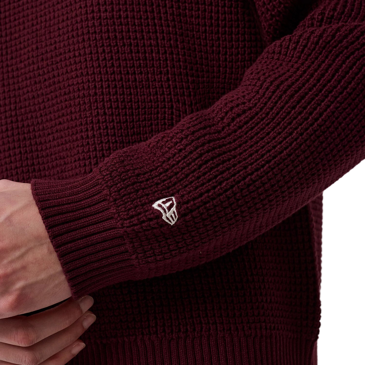 New Era MLB Waffle Knit Crew in Bordeaux, Detail des Ärmelbündchens mit Logo