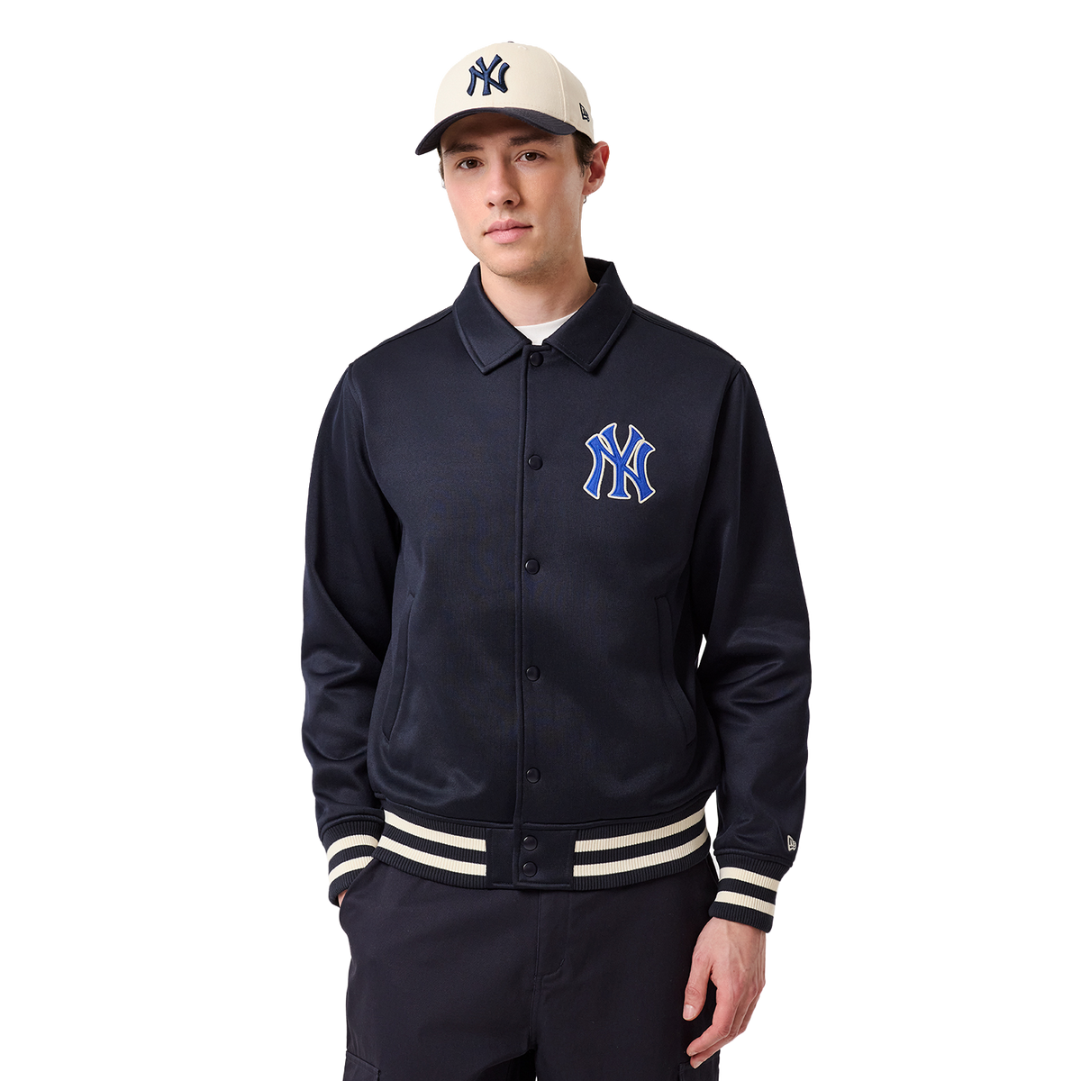 New Era NY Yankees Jacke in Navy, Model von vorne