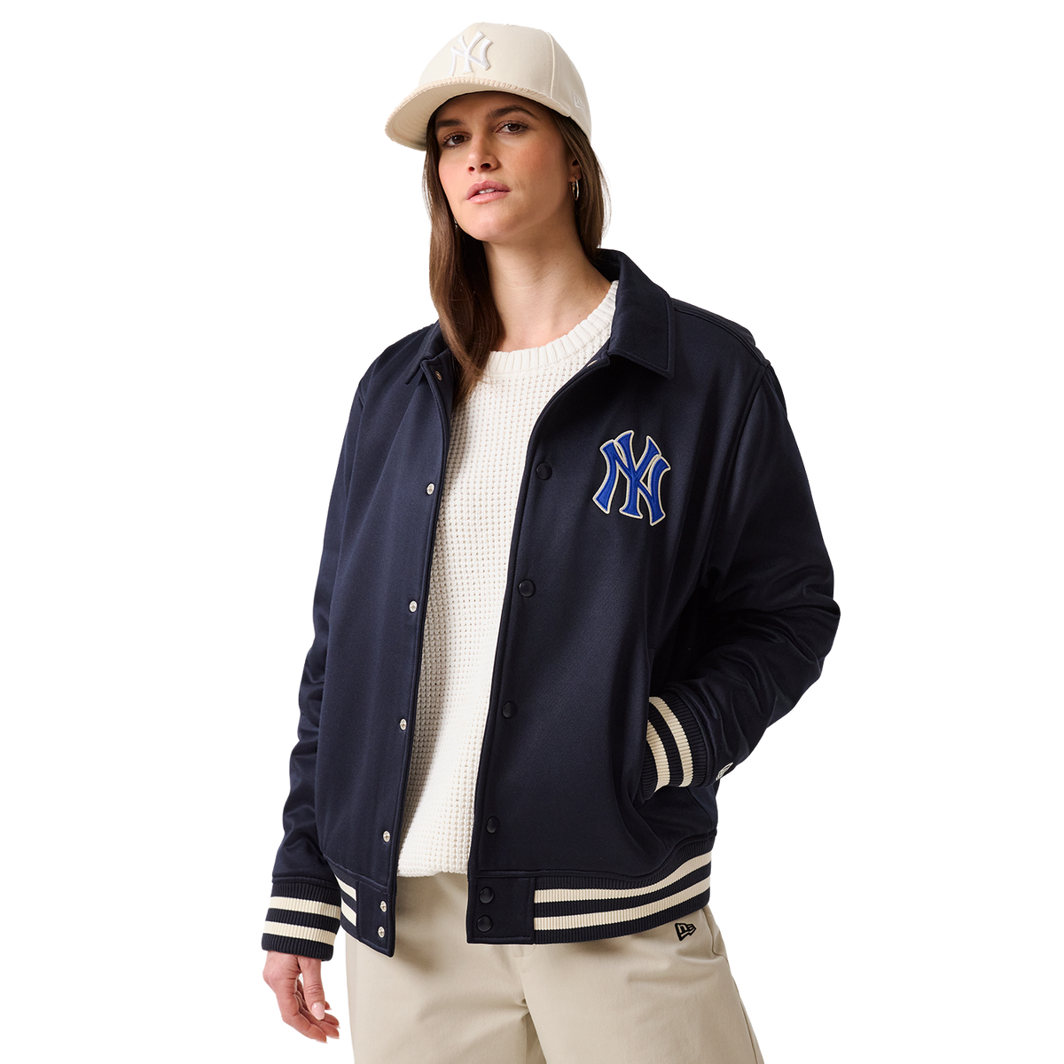New Era NY Yankees Jacke in Navy, Model von vorne mit Cap