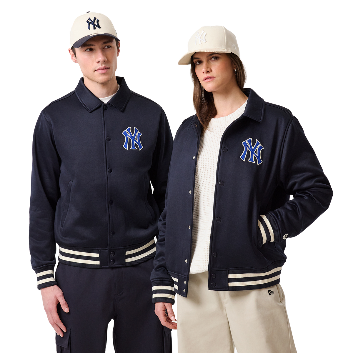 New Era NY Yankees Jacke in Navy, zwei Models von vorne