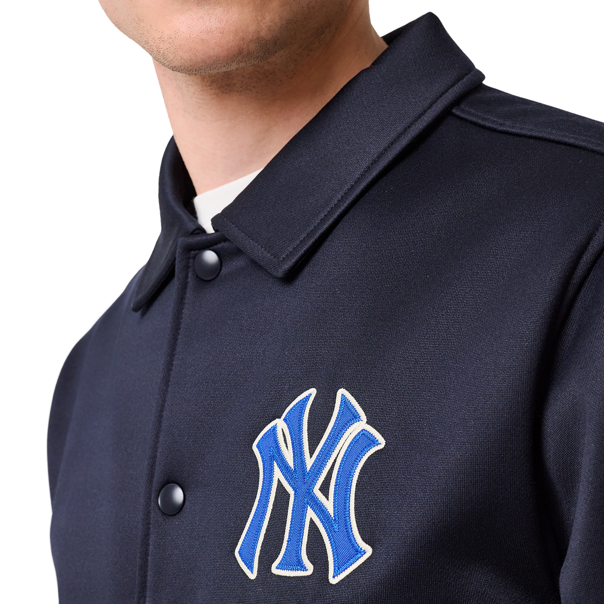 New Era NY Yankees Jacke in Navy, Detail von Kragen und Logo
