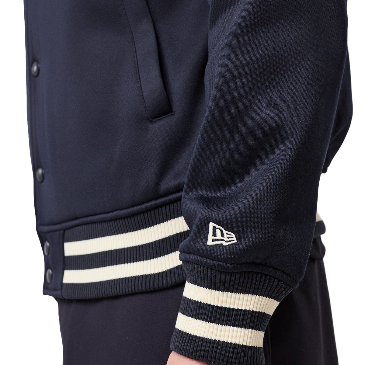 New Era NY Yankees Jacke in Navy, Detail vom Ärmelbündchen mit Streifen