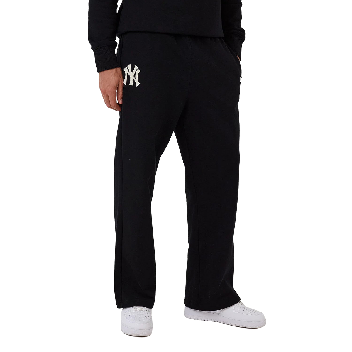 New Era MLB Jogger in Schwarz, Model von vorne mit NY Yankees Logo