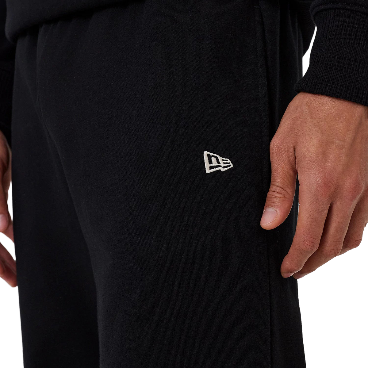 New Era MLB Jogger in Schwarz, Detail des New Era Flaggen Logos