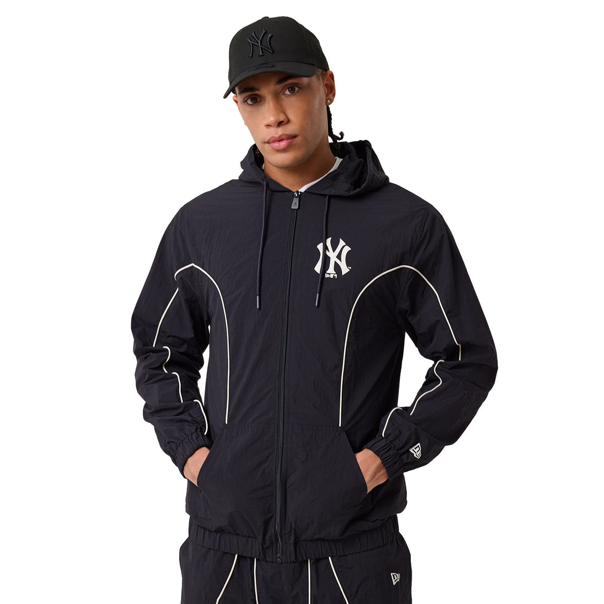 New Era NY Yankees Track Jacke in Navy, männliches Model von vorne