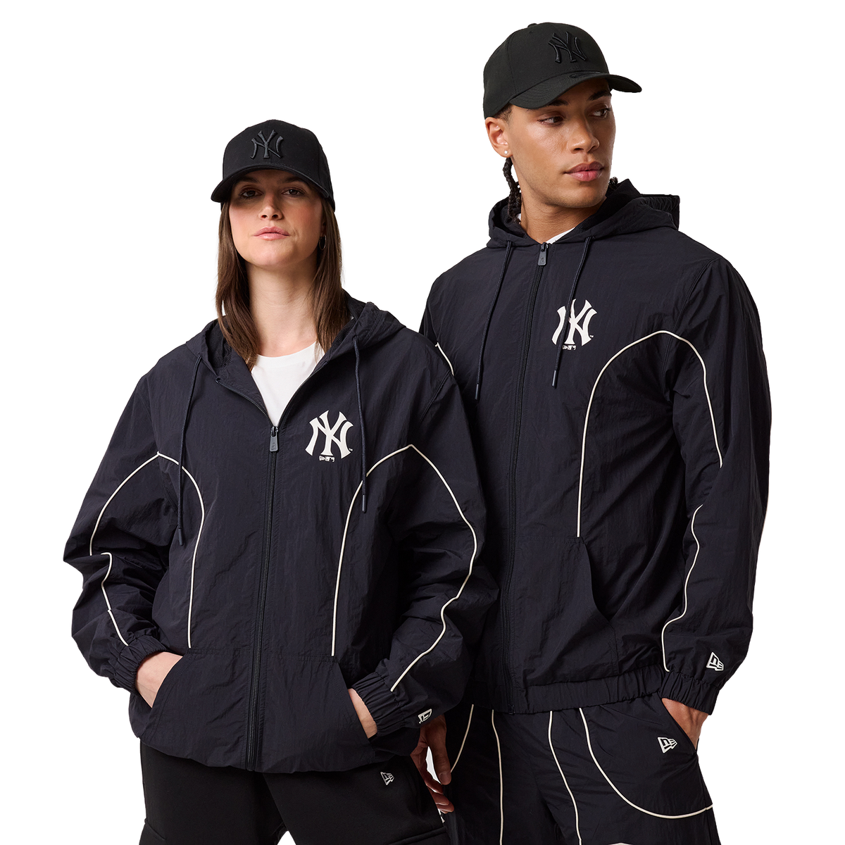 New Era NY Yankees Track Jacke in Navy, zwei Models von vorne