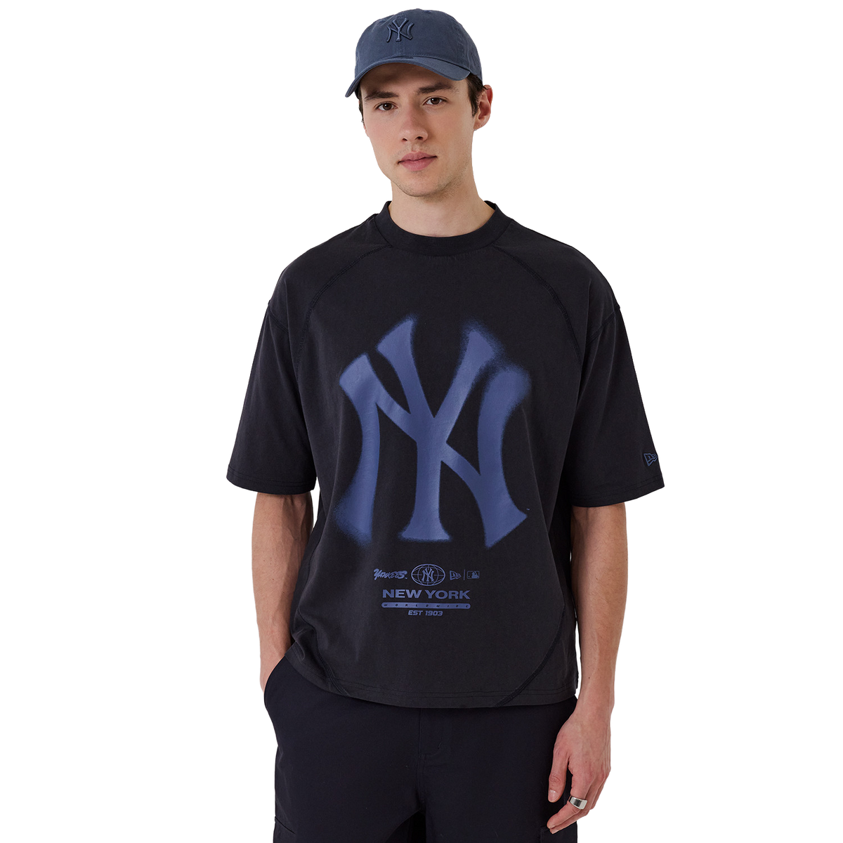 New Era NY Yankees Shirt in Navy, Model frontal mit Cap
