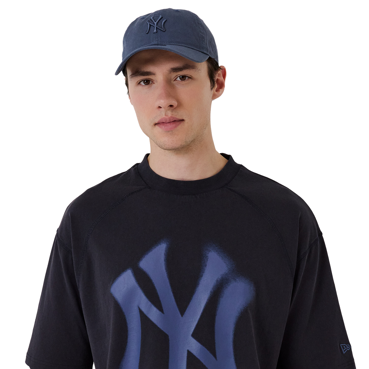 New Era NY Yankees Shirt in Navy, Model von vorne mit Cap im Ausschnitt