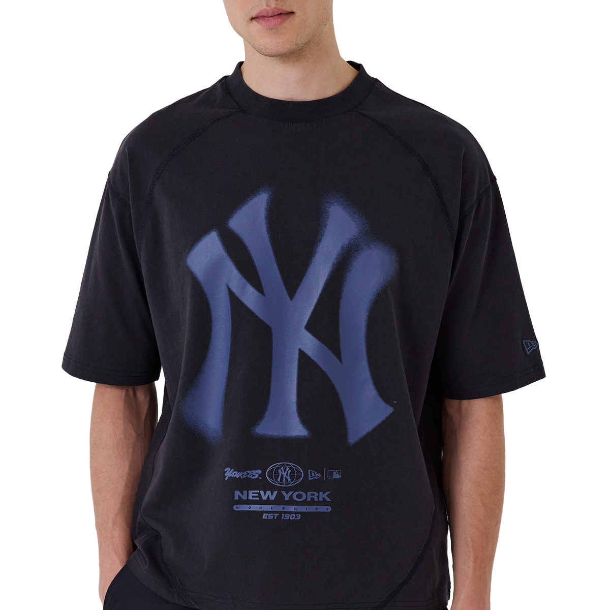 New Era NY Yankees Shirt in Navy, Model von vorne im Ausschnitt