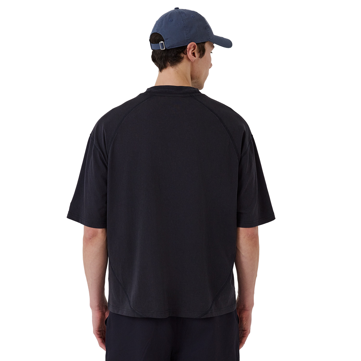New Era NY Yankees Shirt in Navy, Model von hinten