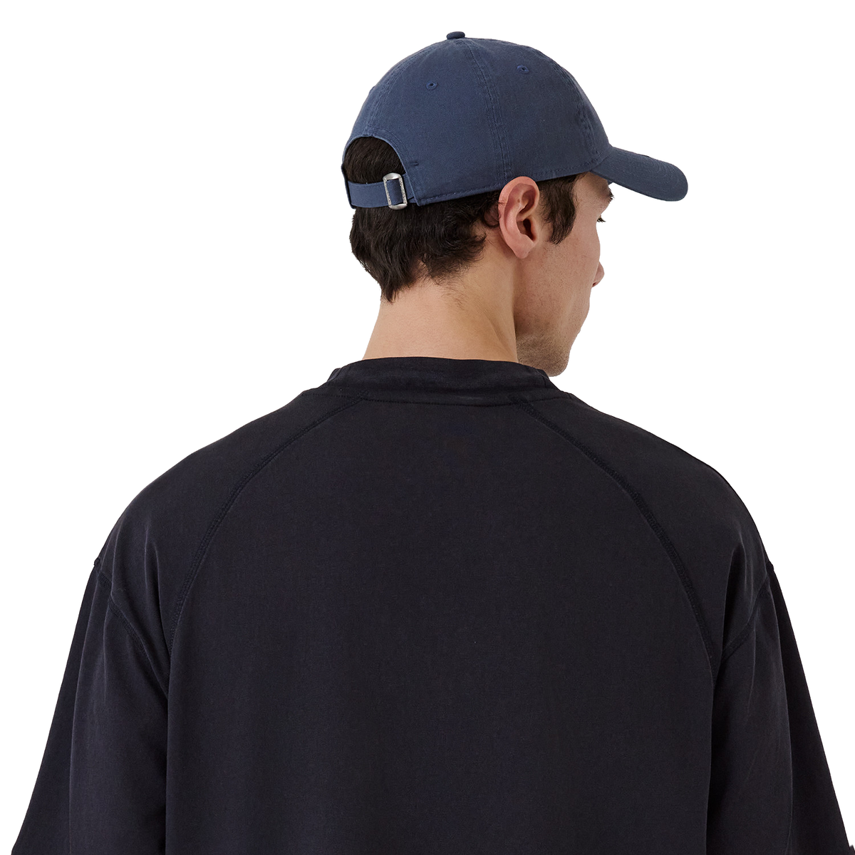 New Era NY Yankees Shirt in Navy, Model von hinten im Ausschnitt