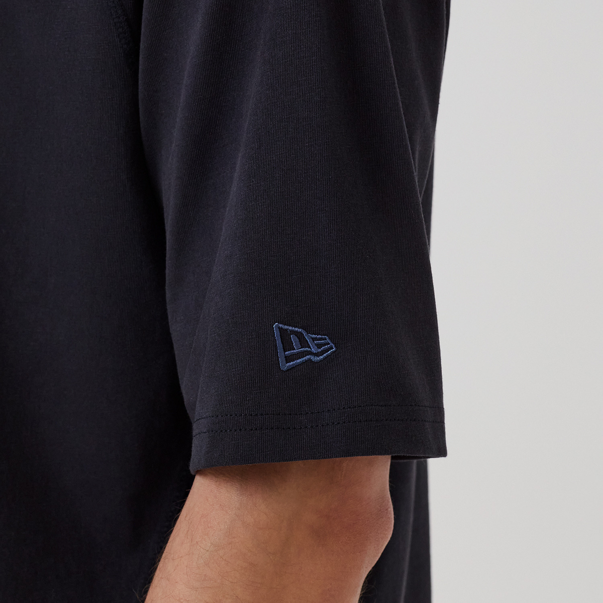 Detail des New Era Flaggen Logos am Aermel
