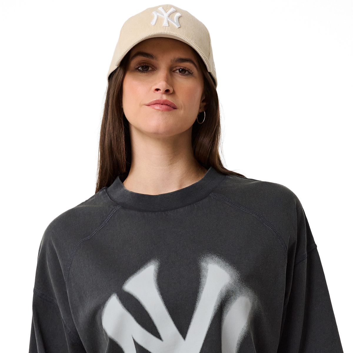 New Era NY Yankees T-Shirt in Anthrazit, Model halbnah von vorne