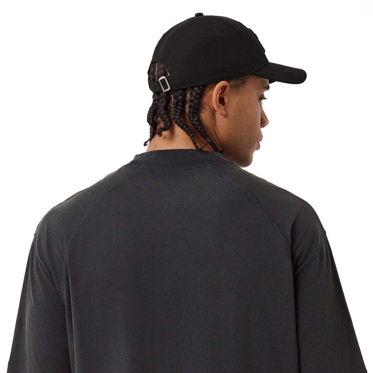 New Era NY Yankees T-Shirt in Anthrazit, Model von hinten