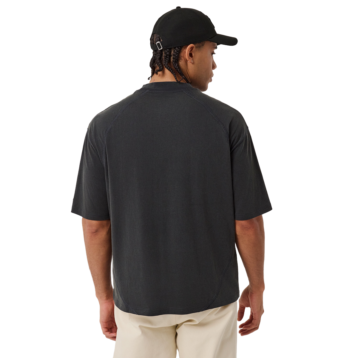 New Era NY Yankees T-Shirt in Anthrazit, Model von hinten
