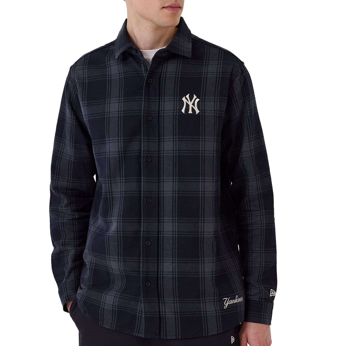 New Era NY Yankees Plaid Shirt in Navy, Model von vorne ohne Cap