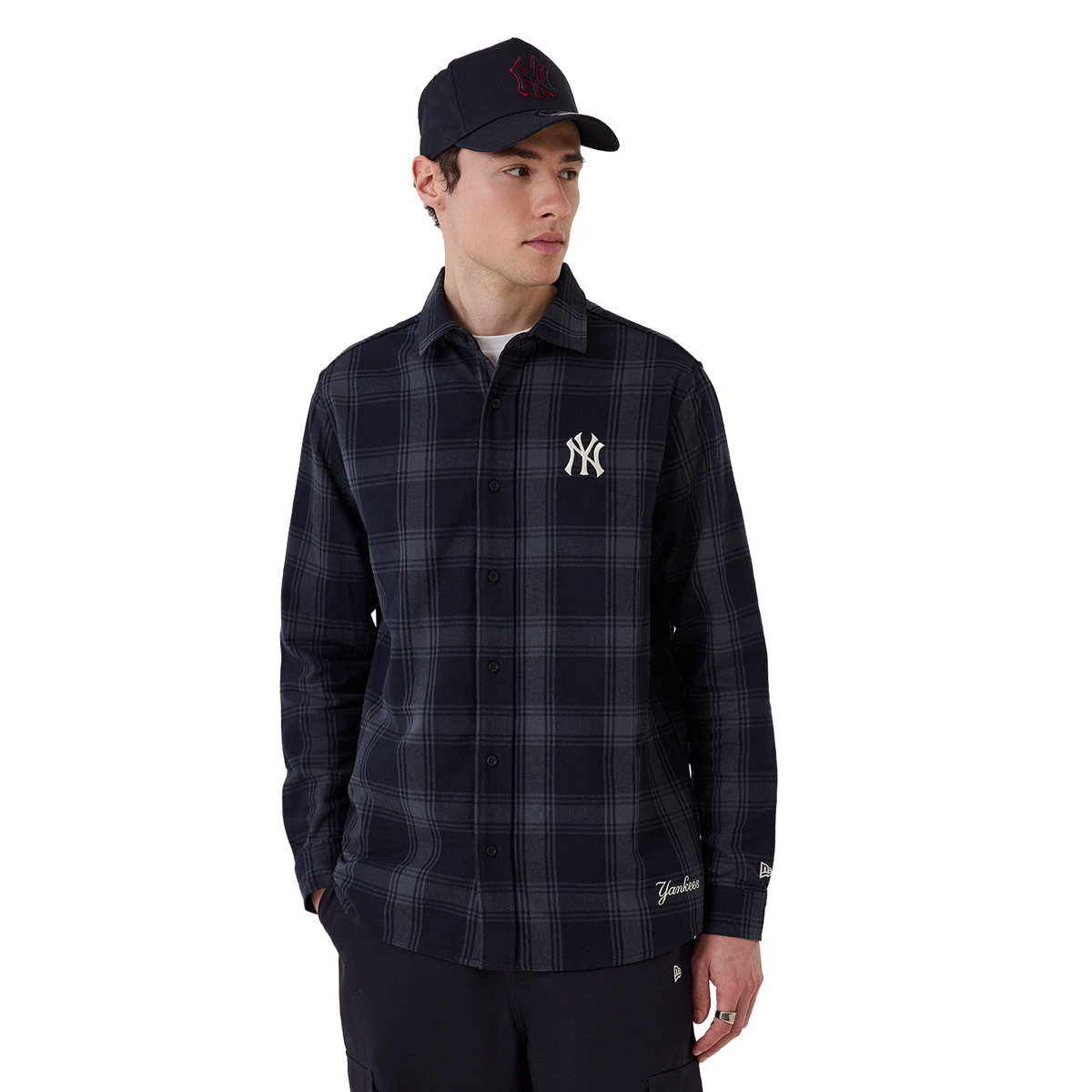 New Era NY Yankees Plaid Shirt in Navy, Model von vorne mit Cap