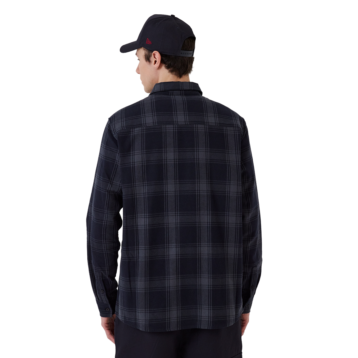 New Era NY Yankees Plaid Shirt in Navy, Model von hinten