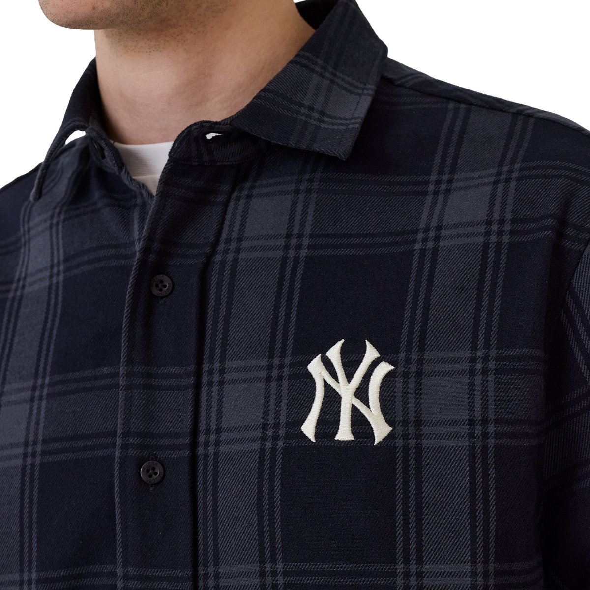 Detail des NY Yankees Logos auf der Brust des Plaid Shirts in Navy