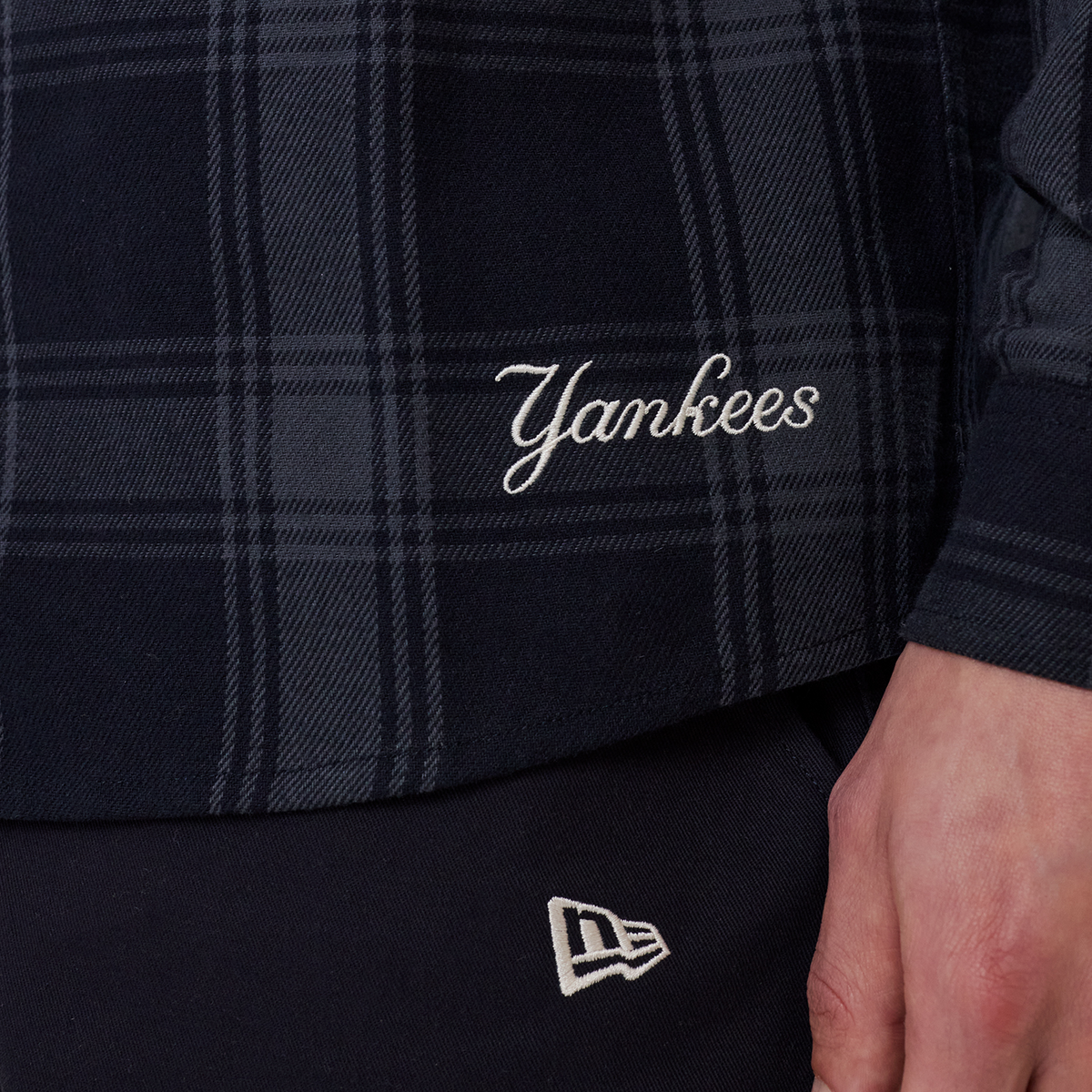 Detail des Yankees Schriftzugs am Saum des Plaid Shirts in Navy