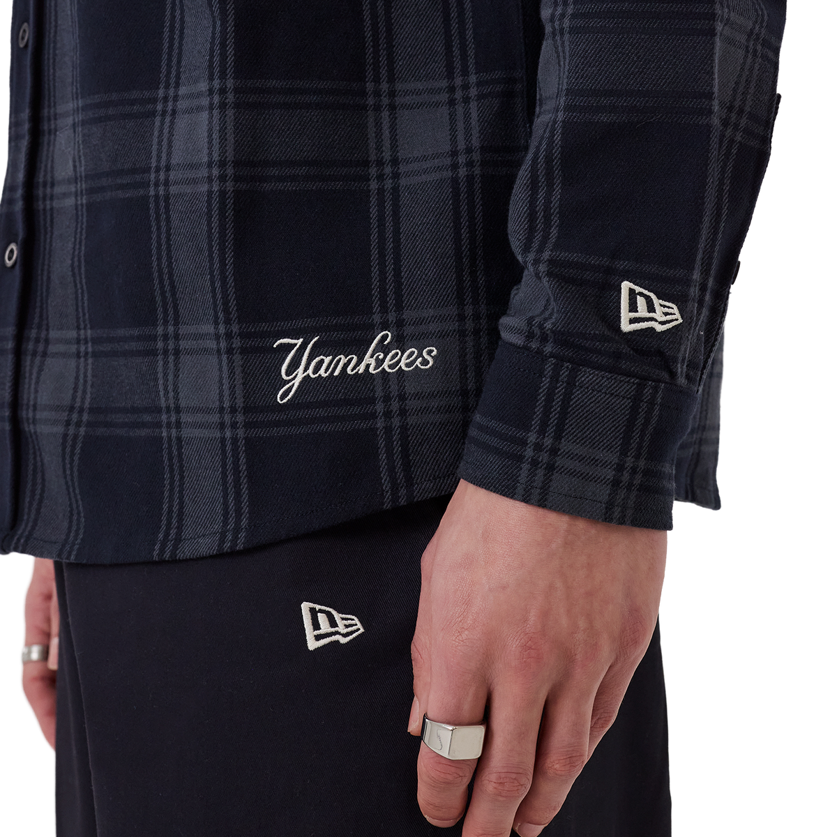 Detail der Manschette mit New Era Logo am Plaid Shirt in Navy