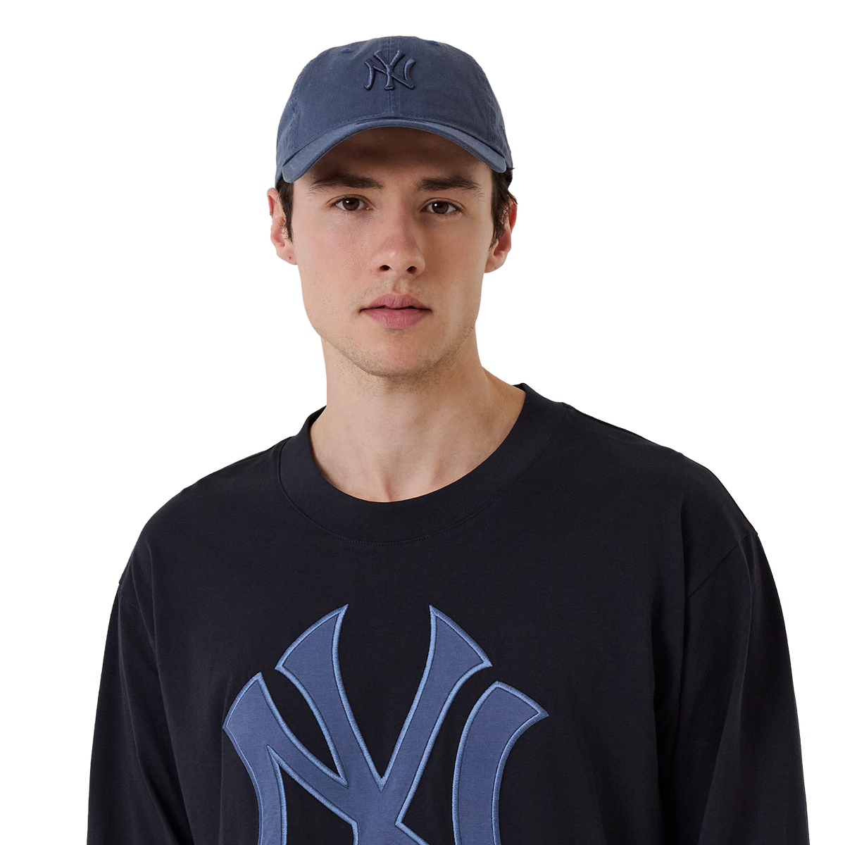 New Era NY Yankees Longsleeve in Navy, Model von vorne mit Cap