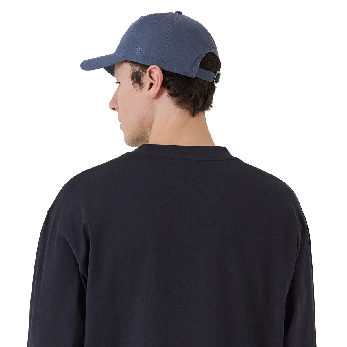 New Era NY Yankees Longsleeve in Navy, Model im Profil mit Blick zur Seite