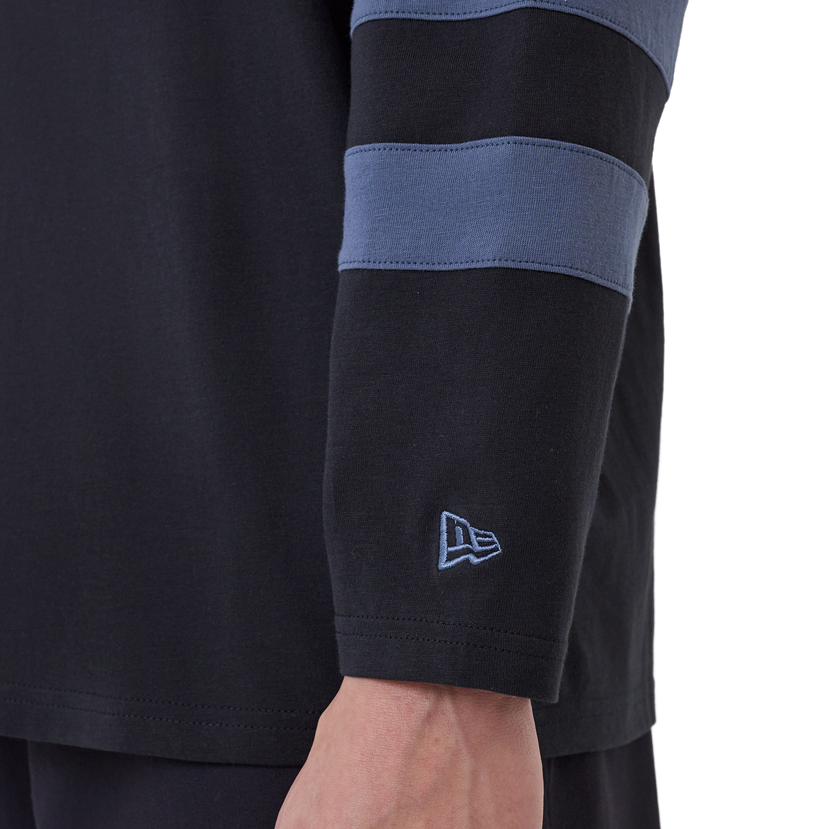 Detail des Ärmels mit blauem Streifen und New Era Flaggen-Logo