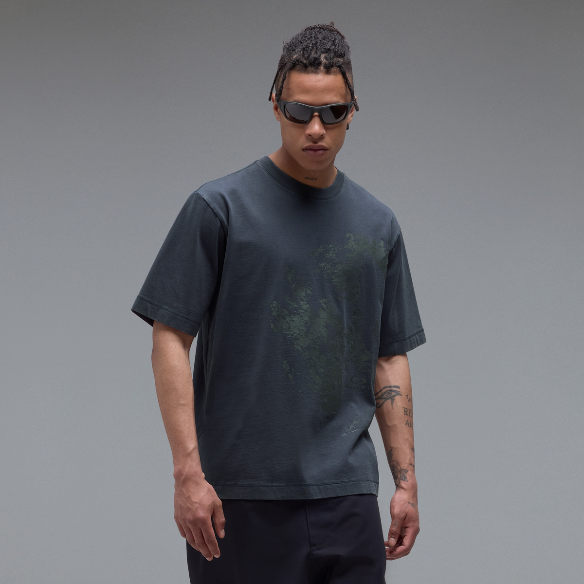 Oakley Origin Map Tee in Anthrazit, Model von vorne