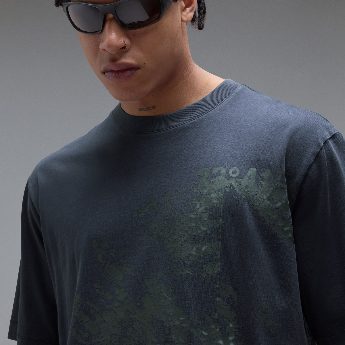 Oakley Origin Map Tee, Nahaufnahme des Map-Prints auf der Brust