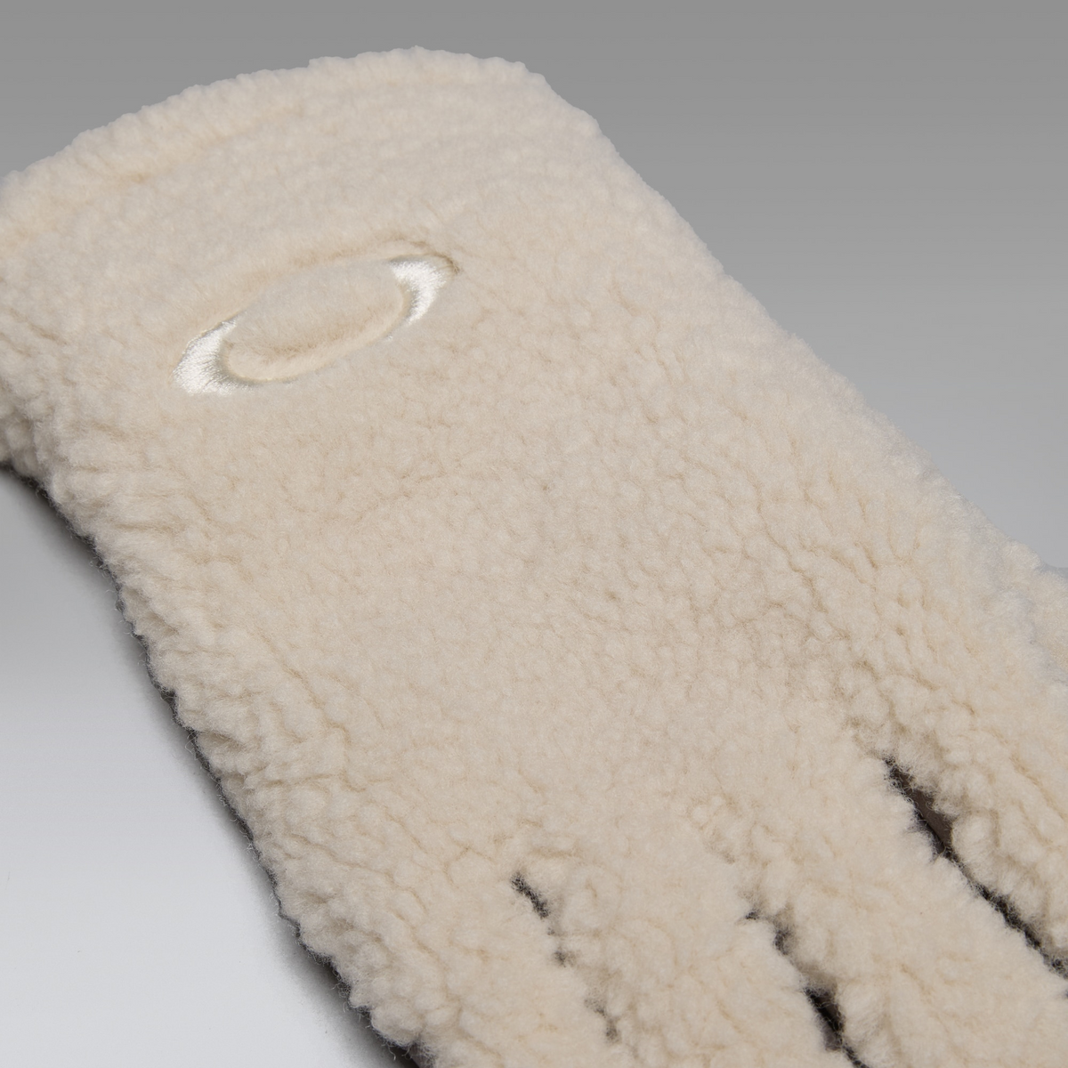 Oakley Mountain Fire Glove in Creme, Nahaufnahme des Fleece mit Oakley-Logo