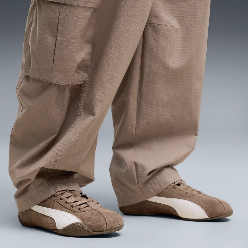 Puma K-Street MA Suede Sneaker in Taupe, getragen am Fuß zur weiten Hose