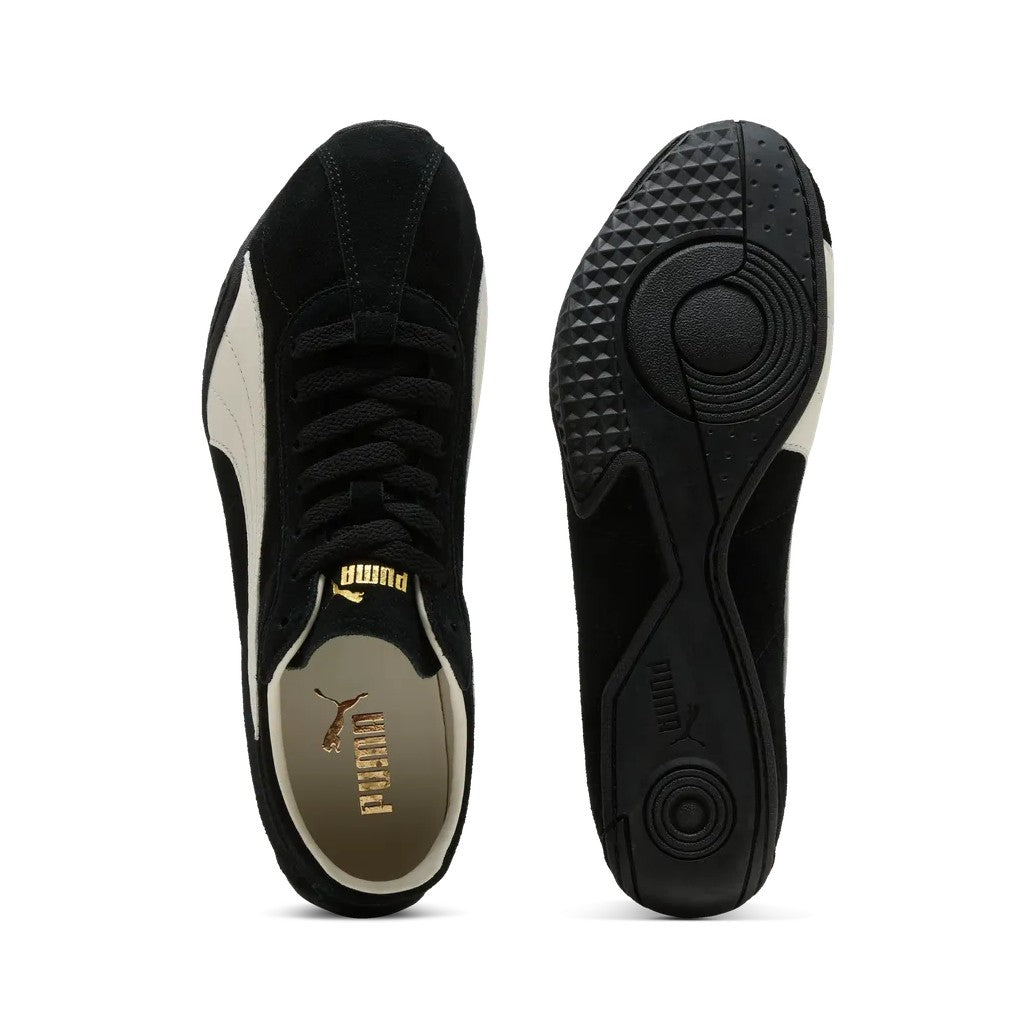 Puma K-Street MA Suede Sneaker in Schwarz, ein Schuh von oben und einer mit Laufsohle