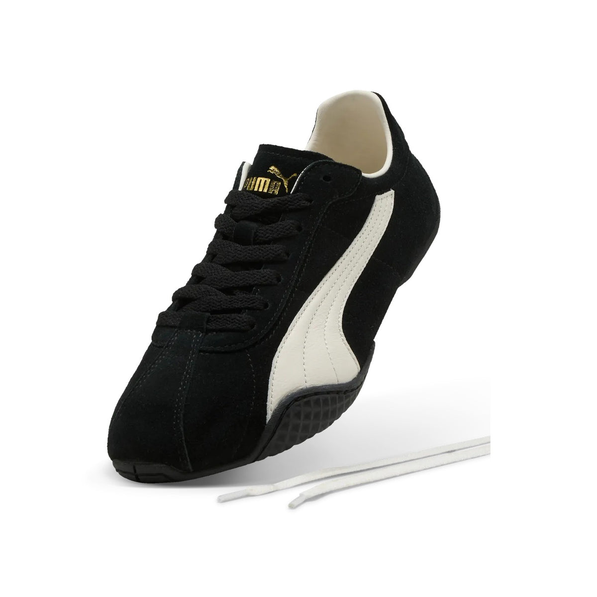 Puma K-Street MA Suede Sneaker in Schwarz, einzelner Schuh schräg von vorne