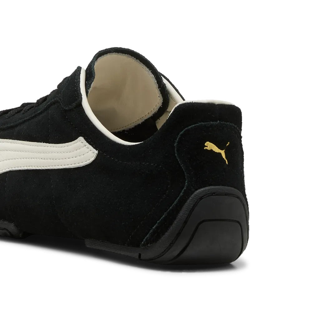 Puma K-Street MA Suede Sneaker in Schwarz, Nahaufnahme der Ferse mit goldenem Puma Logo