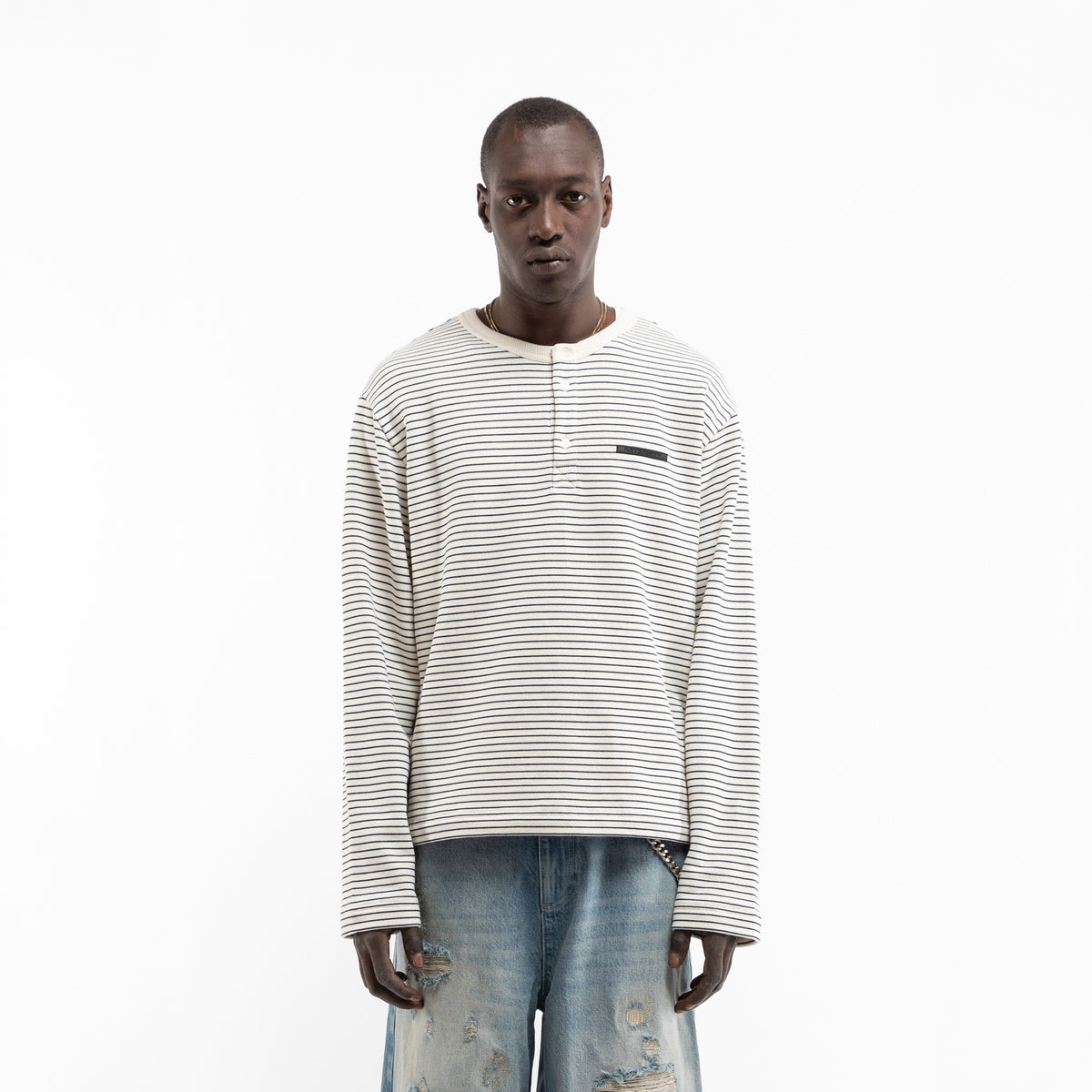 Reternity Henley Streifen Longsleeve in Off White Navy, Model von vorne