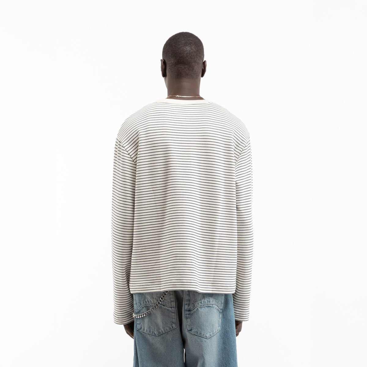 Reternity Henley Streifen Longsleeve in Off White Navy, Model von hinten
