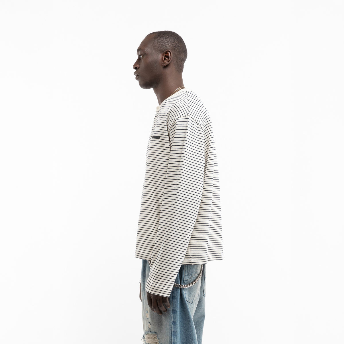 Reternity Henley Streifen Longsleeve in Off White Navy, Model seitlich