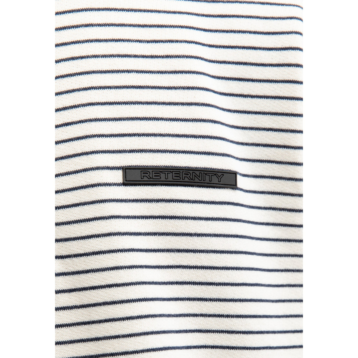 Reternity Henley Streifen Longsleeve in Off White Navy, Detail mit Logo-Label