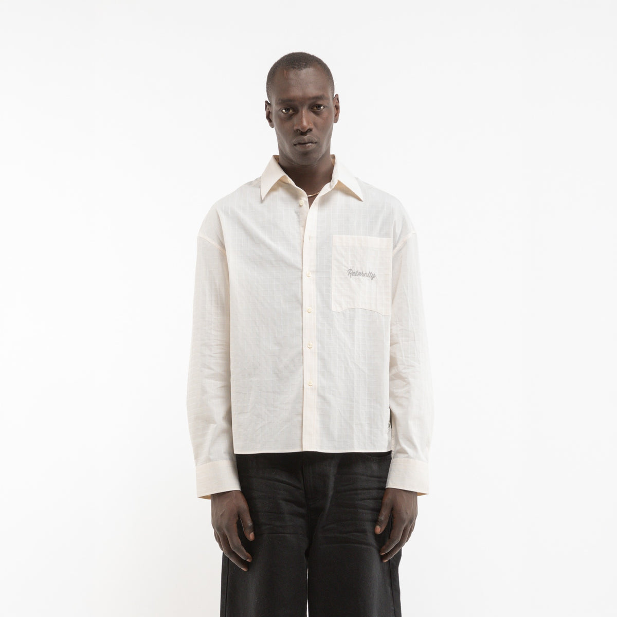Reternity ÉCLAT Shirt in Creme, Model von vorne