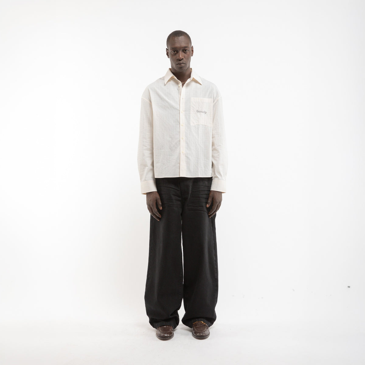 Reternity ÉCLAT Shirt in Creme, Model in Ganzkörperansicht von vorne